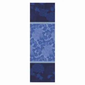 Hortensias Bleu Green Sweet Stain-Resistant Table Runner